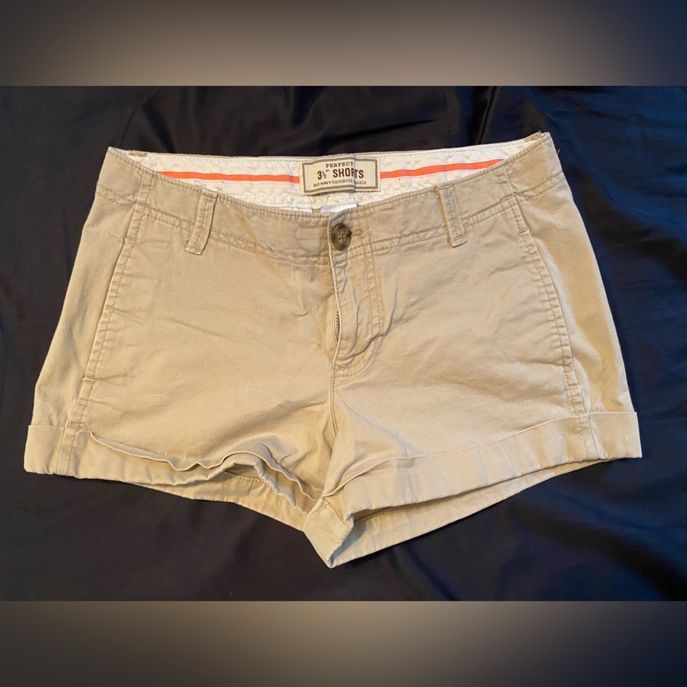 Khaki shorts Old Navy 3 1/2 in inseam size 0